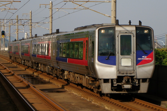 N2000系を丸亀駅で撮影した写真