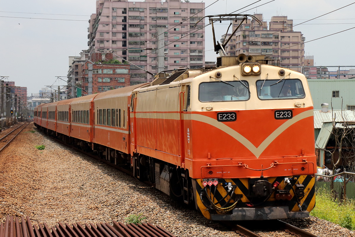 台湾鉄路管理局  E200 E233