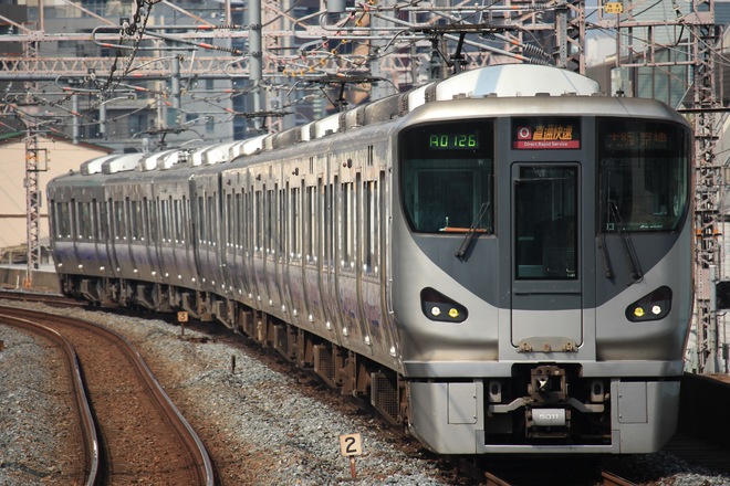 吹田総合車両所日根野支所225系HF411編成を福島駅で撮影した写真