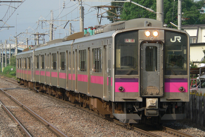 秋田車両センター701系N1編成を撫牛子駅で撮影した写真