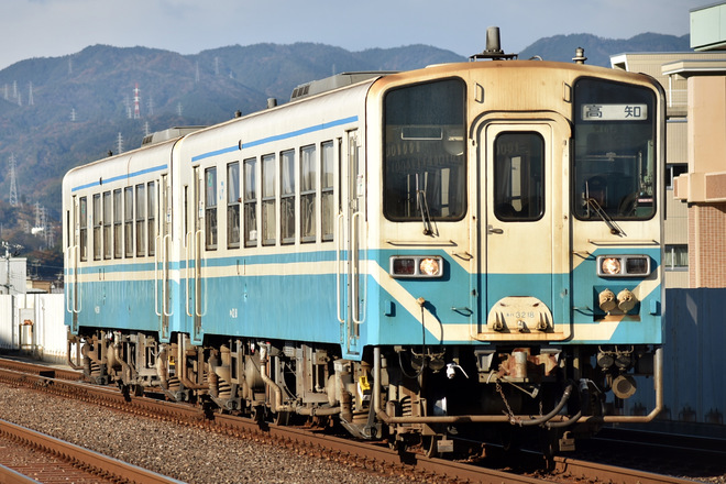 キハ32形キハ32 18を高知駅で撮影した写真