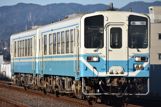 キハ32形キハ32 16を高知駅で撮影した写真