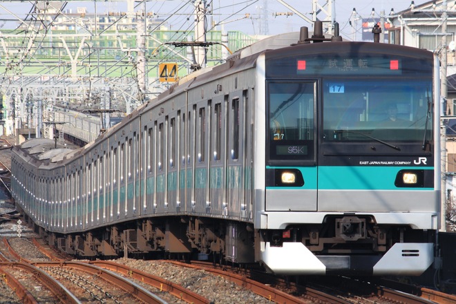 松戸車両センター本区E233系マト15を北綾瀬駅で撮影した写真