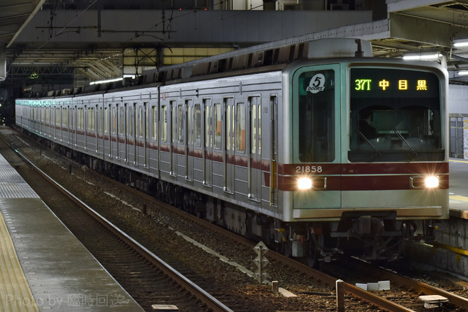20050系21858を西新井駅で撮影した写真