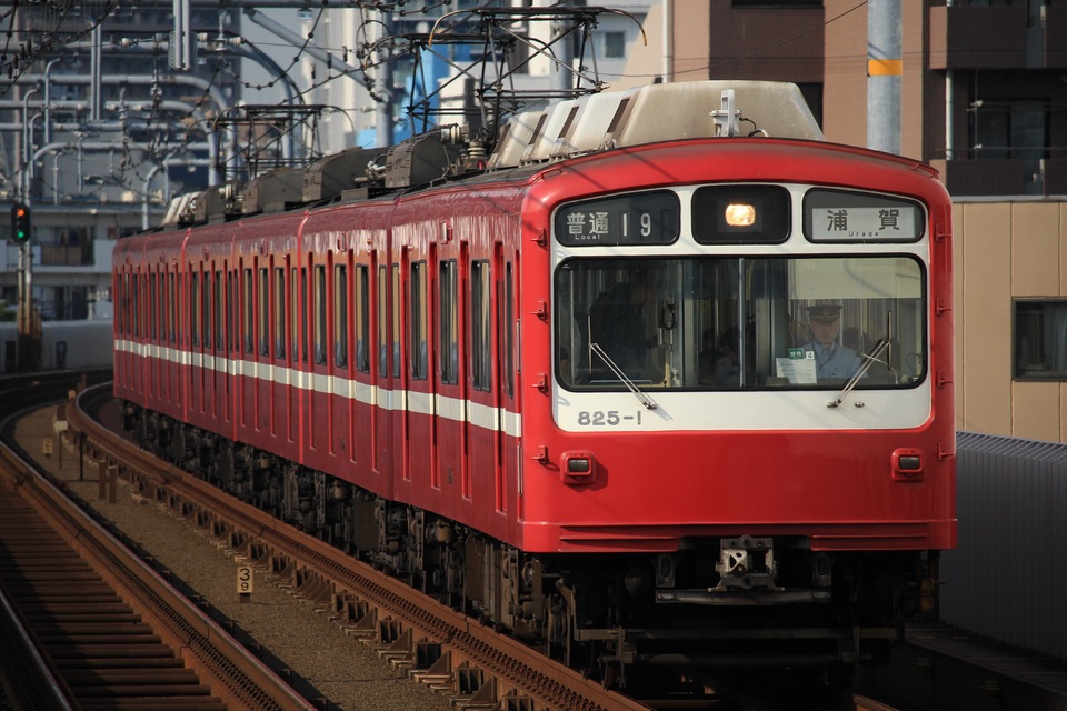 京急800形825編成<br class="br-sp" />(825F)(825-1-)の写真