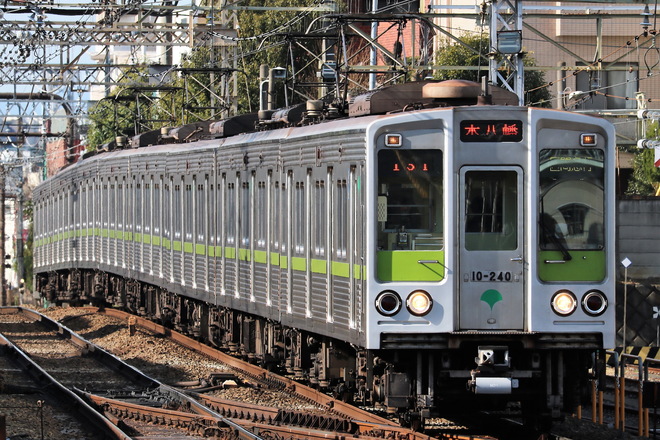 大島車両検修場10-000形10-240Fを桜上水駅で撮影した写真