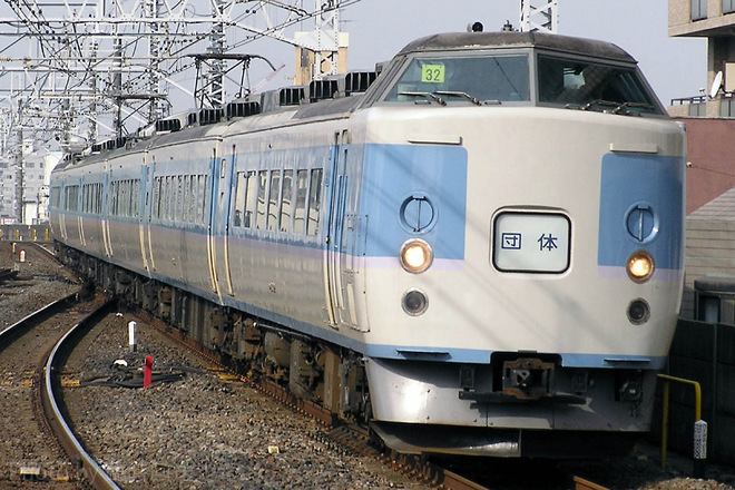 183系マリ32編成を市川駅で撮影した写真