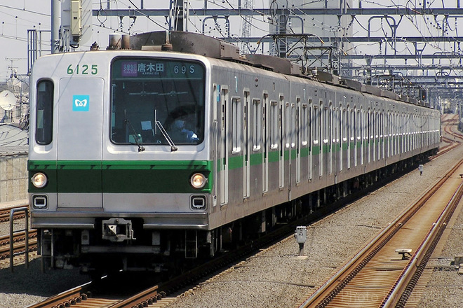 6000系6025Fを祖師ヶ谷大蔵駅で撮影した写真