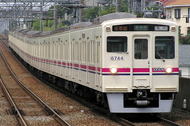 6000系6744を京王堀之内駅で撮影した写真