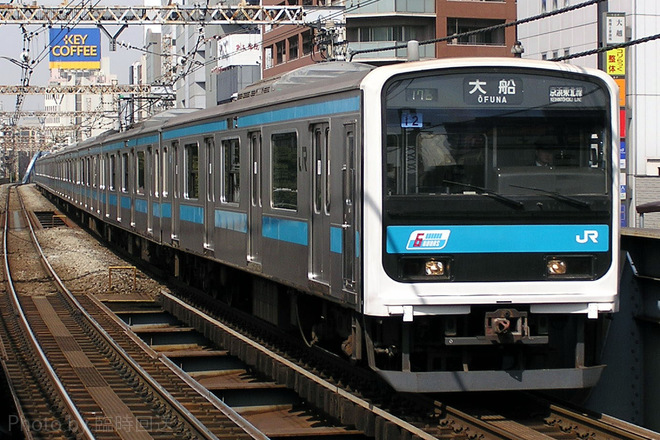 209系ウラ12編成を関内駅で撮影した写真