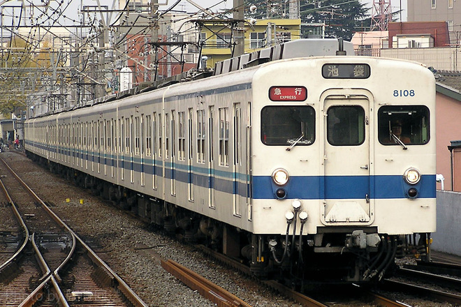 8000系8108Fを中板橋駅で撮影した写真