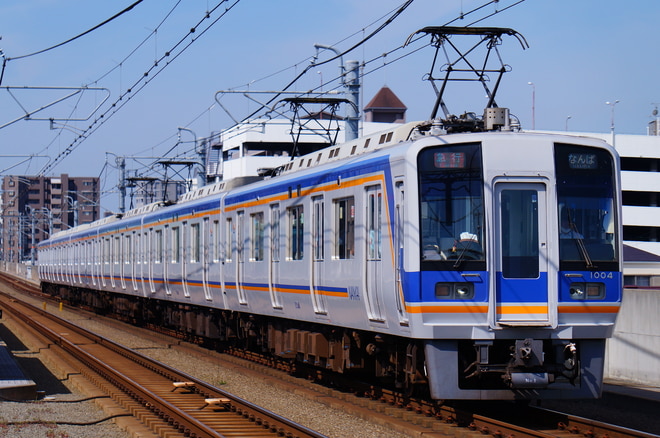 住ノ江検車区1000系1004Fを松ノ浜駅で撮影した写真