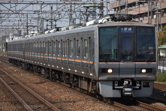 207系T15を摂津富田駅で撮影した写真
