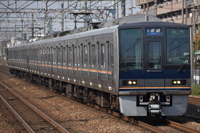 207系Z22を摂津富田駅で撮影した写真