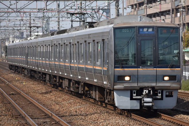 207系Z6を摂津富田駅で撮影した写真