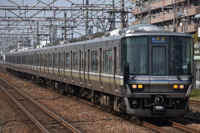 223系V57を摂津富田駅で撮影した写真