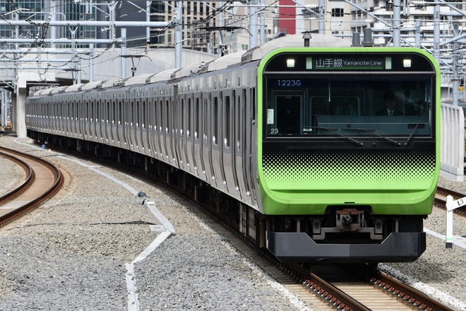 東京総合車両センターE235系トウ23編成を高輪ゲートウェイ駅で撮影した写真