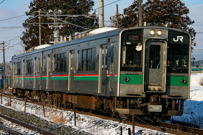 仙台車両センター701系F2-105編成を国府多賀城駅で撮影した写真
