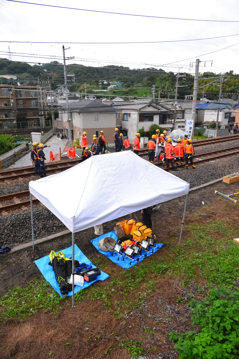 JR西日本  線路上にある現地事故対策本部 