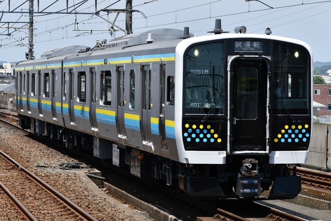幕張車両センターE131系マリR01編成を茂原駅で撮影した写真