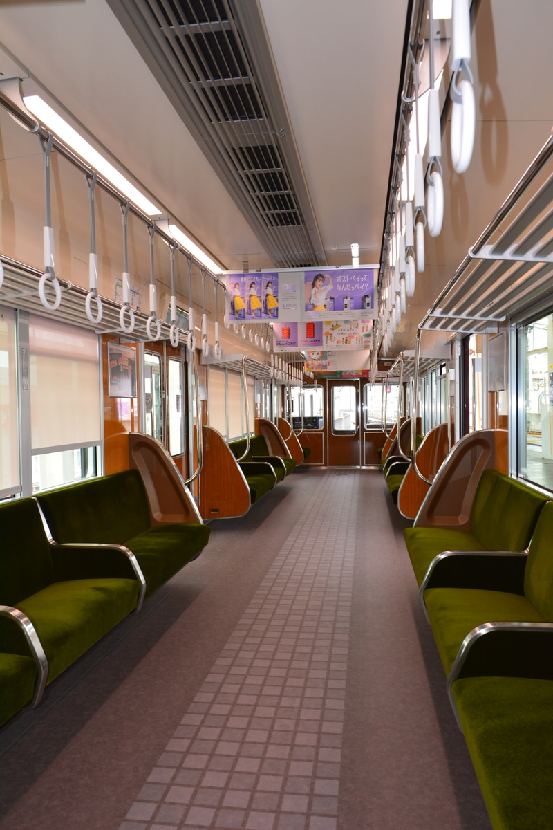 阪急電鉄  1300系 吊るし広告で前後方向の見通しが遮られた客室
