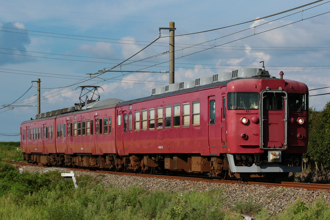 金沢総合車両所運用検修センター413系サワB04編成を徳田～能登二宮間で撮影した写真