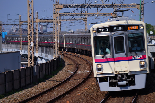 若葉台検車区7000系7703Fを京王稲田堤駅で撮影した写真