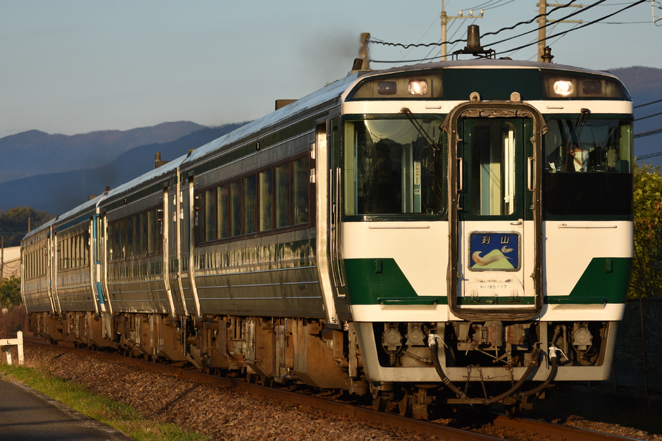 JR四キハ185系キハ185-17の写真