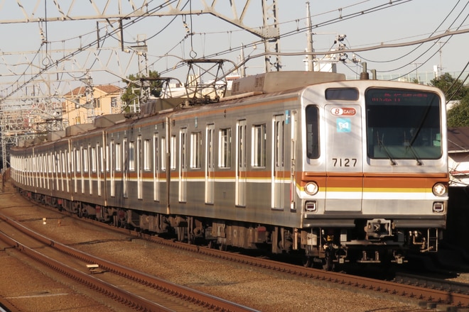 元住吉検車区7000系7127Fを多摩川駅で撮影した写真