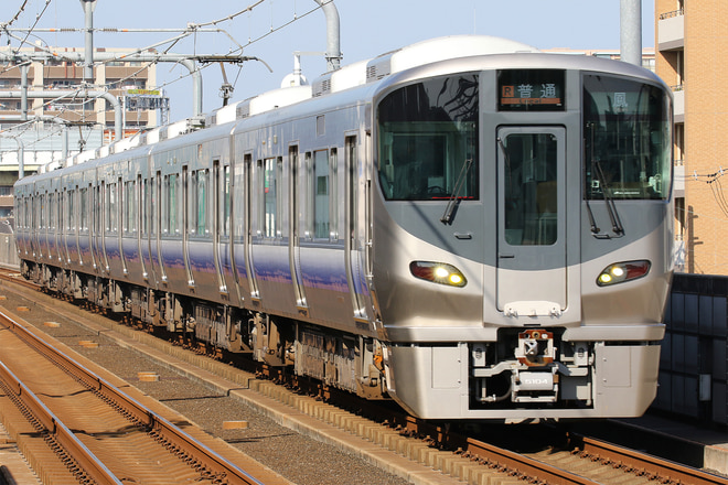 225系HF602編成を南田辺駅で撮影した写真