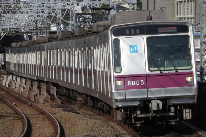 鷺沼検車区8000系8105Fを二子新地駅で撮影した写真