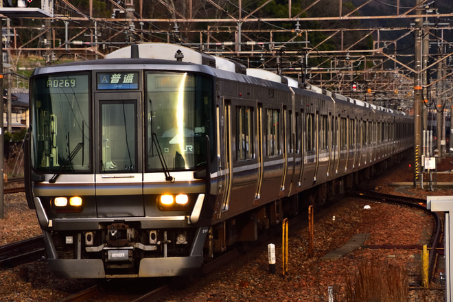 網干総合車両所本所223系J14編成を山科駅で撮影した写真