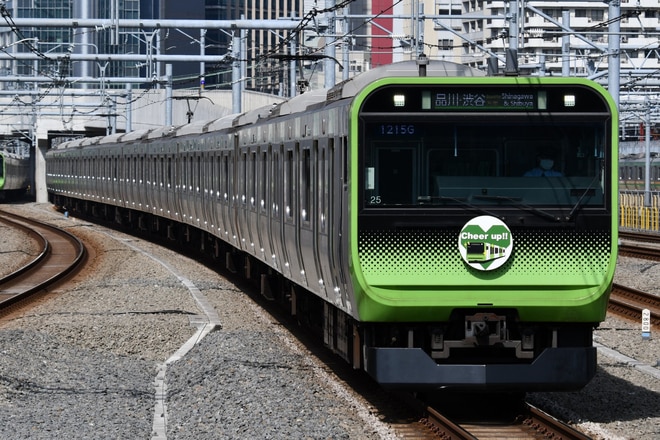 東京総合車両センターE235系トウ25編成を高輪ゲートウェイ駅で撮影した写真