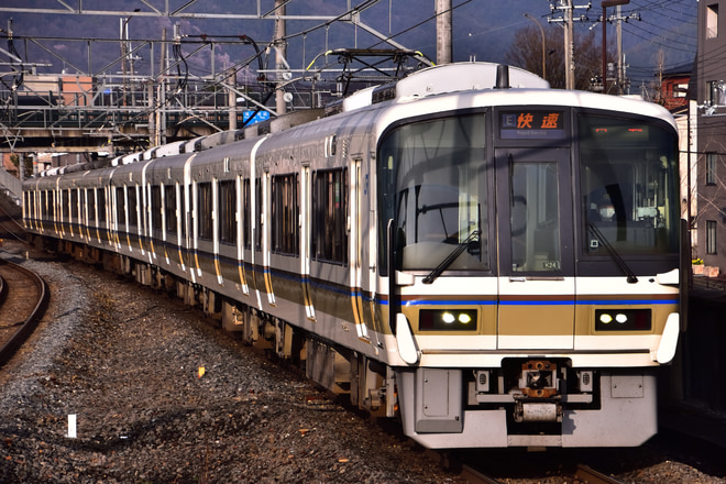 吹田総合車両所京都支所221系K24編成を花園駅で撮影した写真