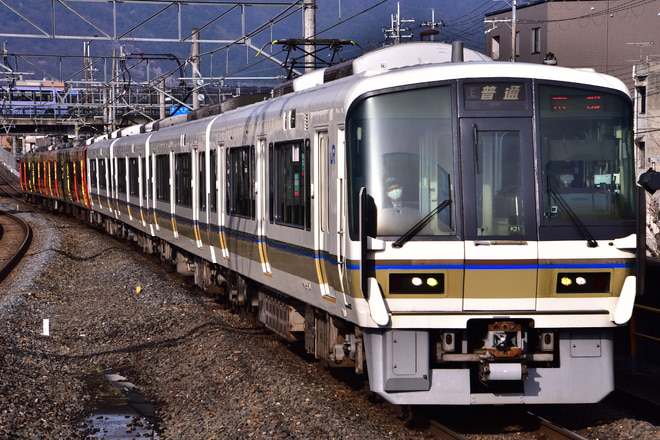 吹田総合車両所京都支所221系K21編成を花園駅で撮影した写真