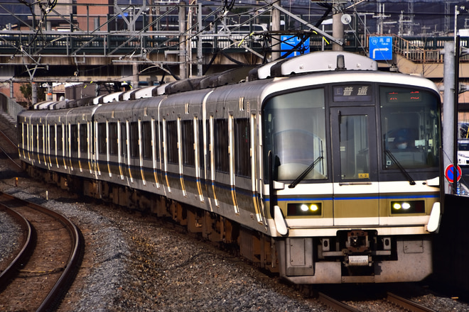 吹田総合車両所京都支所221系K2編成を花園駅で撮影した写真