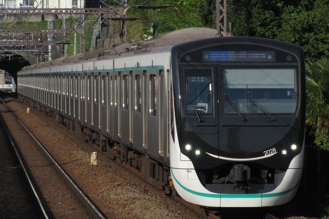 長津田検車区2020系2128Fを田奈駅で撮影した写真