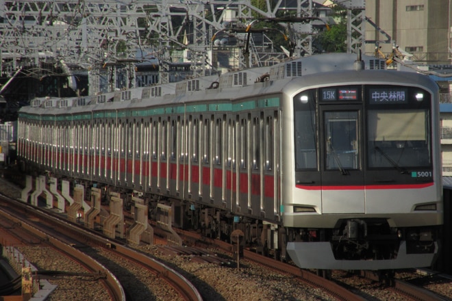 長津田検車区5000系5101Fを二子新地駅で撮影した写真