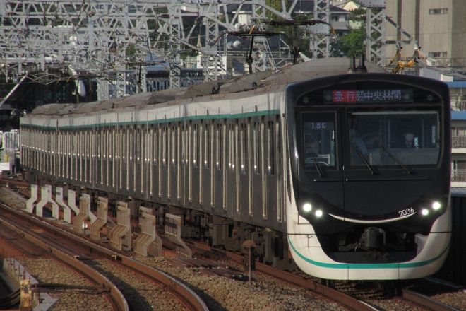 長津田検車区2020系2136Fを二子新地駅で撮影した写真