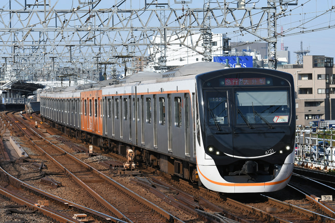 長津田検車区6000系6121Fを二子玉川駅で撮影した写真