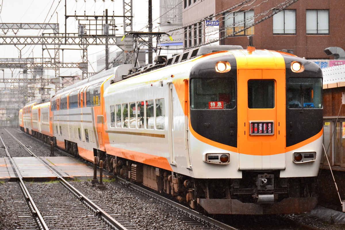 近畿日本鉄道  30000系ビスタカーが重連を組み近鉄奈良線で営業運転をおこないました。 
