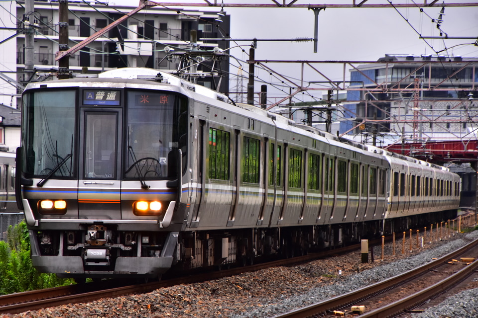 JR西223系V28編成<br class="br-sp" />(ホシV28編成)の写真
