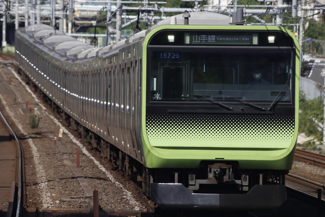 E235系トウ37編成を駒込駅で撮影した写真
