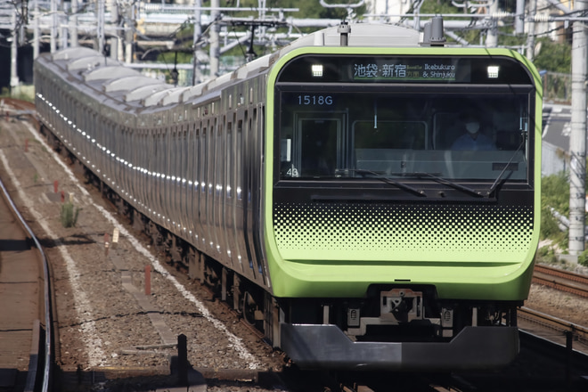 E235系トウ43編成を駒込駅で撮影した写真