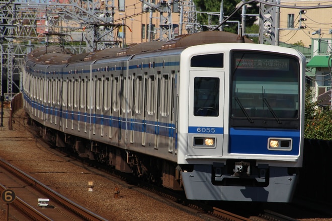小手指車両基地6050系6055Fを多摩川駅で撮影した写真