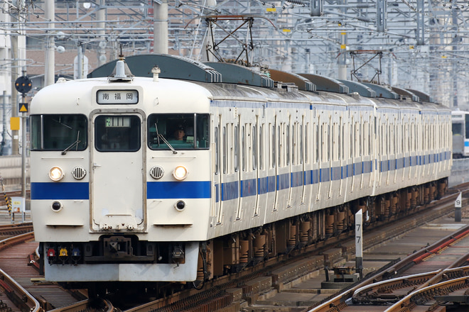 415系Fo111編成を吉塚駅で撮影した写真