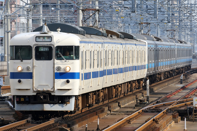 415系Fo122編成を吉塚駅で撮影した写真