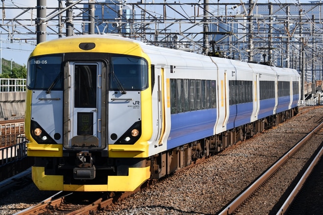幕張車両センターE257系マリNB-05編成を新習志野駅で撮影した写真