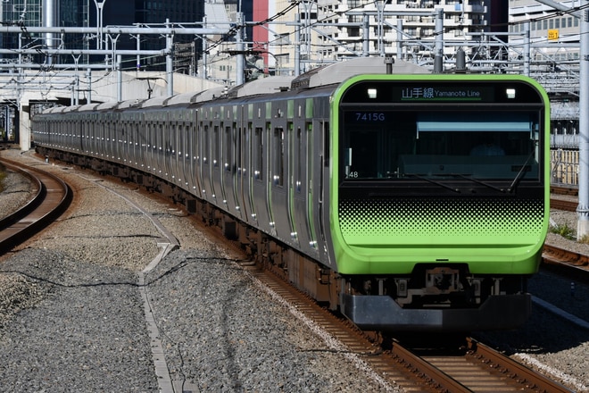 東京総合車両センターE235系トウ48編成を高輪ゲートウェイ駅で撮影した写真