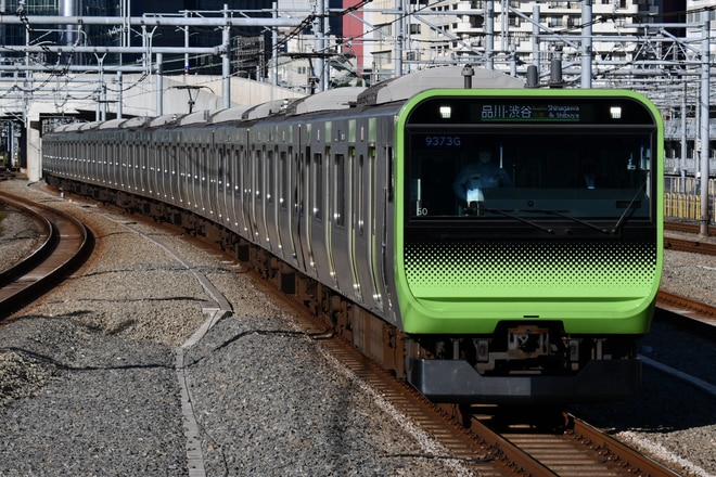 東京総合車両センターE235系トウ50編成を高輪ゲートウェイ駅で撮影した写真
